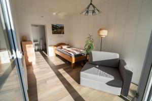 Postel nebo postele na pokoji v ubytování Cozy and Compact, Your Perfect Getaway