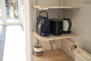 Příslušenství pro přípravu čaje a kávy v ubytování Cozy and Compact, Your Perfect Getaway