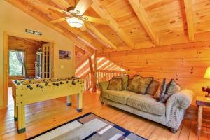Posezení v ubytování Deluxe Log Cabin with a Hot Tub in the Smoky Mountains of North Carolina
