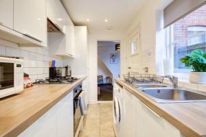 Köök või kööginurk majutusasutuses Colchester CntrCosyOfficePatioTrainParkPet +9 fotot