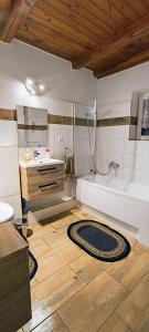 une salle de bain avec une douche, une baignoire et un lavabo dans l'établissement Willa Chańcza, à Chańcza