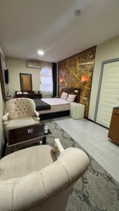 a living room with a couch and a bed at MİLENYUM HOUSE SUİT in Ankara