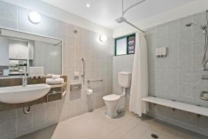 
a bathroom with a toilet, sink, and bathtub at Capricorn Motel & Conference Centre in Rockhampton

