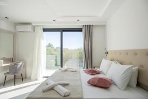 Postel nebo postele na pokoji v ubytování Villa Maria Laganas + 69 fotografií