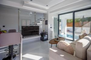 TV a/nebo společenská místnost v ubytování Villa Maria Laganas