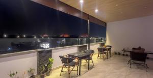 un restaurante con barra con sillas y mesas en pyramids palace view, en El Cairo