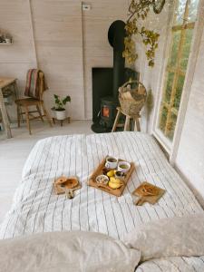 Postel nebo postele na pokoji v ubytování The Little Welsh Cottage