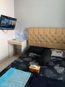 a bed with a tray on top of it in a room at Penginapan Primal Syariah in Citepus