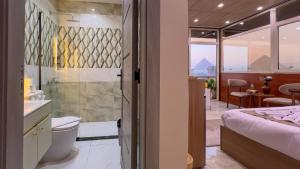 1 cama y baño con aseo y ducha. en pyramids palace view, en El Cairo