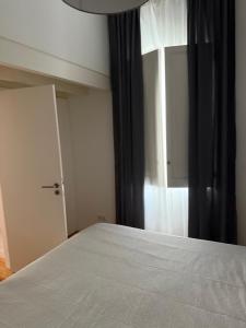 Un dormitorio con una cama blanca y una ventana. en Pátio Prior do Crato 4, en Almada 11 fotos más