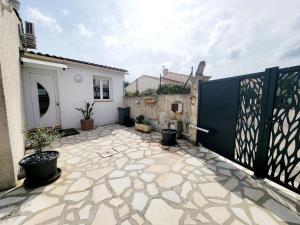 a courtyard with a fence and a patio with plants at Casa Leone 83 in Solliès-Pont