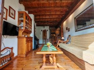 ein Wohnzimmer mit Tisch und Couch in der Unterkunft El Pirineo te espera- Chimenea, sol y ambiente acogedor con jardín - Cosmos 1 in Pla de l'Ermita