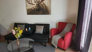 オシャワにあるTogather Time,5 minutes to HYW 401のリビングルーム(赤いソファ、赤い椅子付)