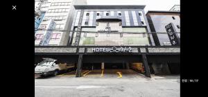 ソウルにあるRamon Hotelの建物前駐車場に停車したトラック