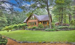 Κήπος έξω από το Poconos True Log Cabin with Sauna, Movie Theather, Hot Tub & Fire Pit!