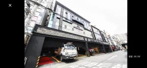 ソウルにあるRamon Hotelの白いトラックが建物の中に駐車されている