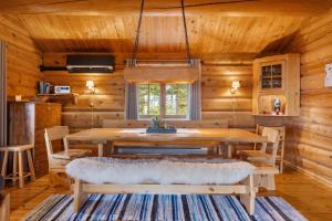 a dining room with a table and chairs at Trysilfjell 440 by Vacation Trysil in Hovi