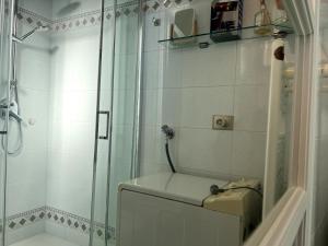 Ένα μπάνιο στο 5 Min Walk to Lake - Elegant Garden Retreat +16 φωτογραφίες