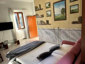 Μια τηλεόραση ή/και κέντρο ψυχαγωγίας στο 5 Min Walk to Lake - Elegant Garden Retreat