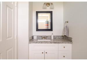 une salle de bain avec un lavabo et un miroir dans l'établissement Sunset Bellini with Hot Tub and Golf Cart!, à Bolivar Peninsula 27 autres photos