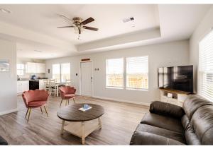 un salon avec un canapé et une table dans l'établissement Sunset Bellini with Hot Tub and Golf Cart!, à Bolivar Peninsula