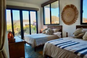 Voodi või voodid majutusasutuse Casa Magica - A Beachfront Oasis toas +109 fotot