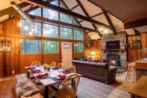una sala de estar con una mesa y un sofá en Gorgeous Chalet in the Poconos w/ Hot Tub!, en Locust Lakes Village