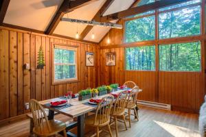 Un comedor con mesa y sillas en Gorgeous Chalet in the Poconos w/ Hot Tub!, en Locust Lakes Village