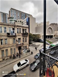 Una vista de una ciudad con coches aparcados en una calle. en Urban Inn Hostel, en Baku 11 fotos más