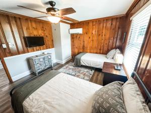 Μια τηλεόραση ή/και κέντρο ψυχαγωγίας στο Holly Forest Home & Glamping +27 φωτογραφίες