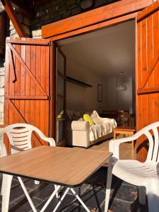 a room with a table and chairs and a bedroom at Tu rincón- Planta baja con jardín y parking - Dellui 2 in Pla de l'Ermita