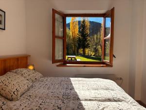 a bedroom with a bed and a window at Tu rincón- Planta baja con jardín y parking - Dellui 2 in Pla de l'Ermita