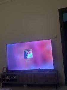 ein großer Flachbildfernseher auf einem Ständer in der Unterkunft راحتي in Sawdāʼ