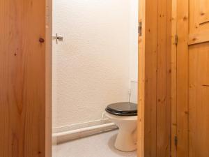 ein Badezimmer mit einem WC und einem schwarzen Sitz in der Unterkunft Appartement 6 pers. au centre, balcon, wifi gratuit - FR-1-346-408 in Arc 1800