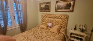 Un dormitorio con una cama con una almohada encima. en Villa Normandie, en Saint-Jean-Cap-Ferrat