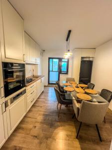 Η κουζίνα ή μικρή κουζίνα στο Apartament central Teatru