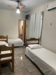 アキダウアナにあるHotel Aquidauanenseのベッド2台と天井ファンのある部屋 +17枚の写真