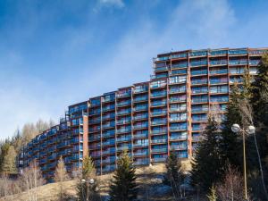 ein großes Gebäude mit vielen Fenstern an der Seite in der Unterkunft Appartement 6 pers Les Arcs 1800 avec balcon et accès wifi - FR-1-346-403 in Arc 1800