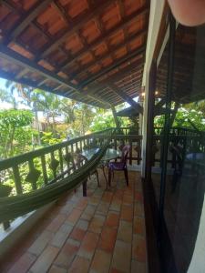 una hamaca en el balcón de una casa en Sol da Pipa Flat Condominio La Piazzeta, en Pipa