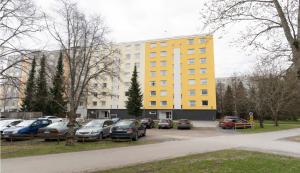 ein Parkplatz mit vor einem Gebäude geparkten Autos in der Unterkunft Renovated 60m2 flat & free parking, balcony, Wifi in Pori