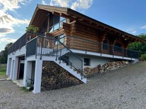 una baita di tronchi con una scala di fronte di Oasis Chalet a Lisnău Altre 21 foto