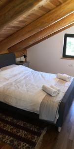 una camera da letto con un letto con due asciugamani sopra di Oasis Chalet a Lisnău