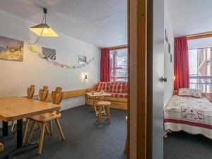 a room with a bed and a table and chairs at Appartement 6 personnes au centre, balcon, parking, Wifi - FR-1-346-470 in Arc 1800