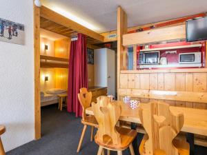 a dining room with a table and chairs at Appartement 6 personnes au centre, balcon, parking, Wifi - FR-1-346-470 in Arc 1800