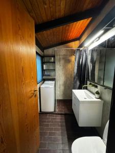 Ένα μπάνιο στο Architect-Designed Holiday Home In Ulvshale Forest +30 φωτογραφίες