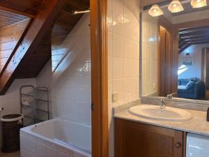 un baño con lavabo y bañera en Cocina moderna, bajo cubierta rústico- Comodidad máxima - Erta 3, en Pla de l'Ermita 10 fotos más