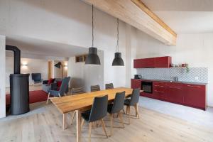 O bucătărie sau chicinetă la Bellezza Bio Bergün +12 fotografii