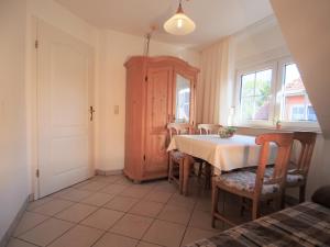 Un comedor con una mesa y algunas sillas. en Birkmaase 14 - Komfort FeWo im 4-Sterne-Ferienhaus Anselm DG, en Zingst