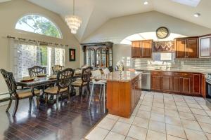 Η κουζίνα ή μικρή κουζίνα στο 2 Mi to Dtwn Freeport! Apt with Deck in Baldwin