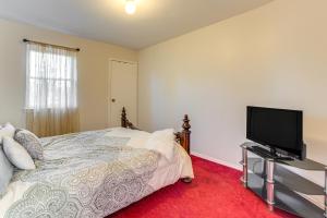 Μια τηλεόραση ή/και κέντρο ψυχαγωγίας στο 2 Mi to Dtwn Freeport! Apt with Deck in Baldwin